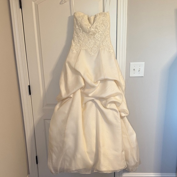 Monique Lhuillier Bliss Wedding Gown in Ivory - Picture 1 of 13